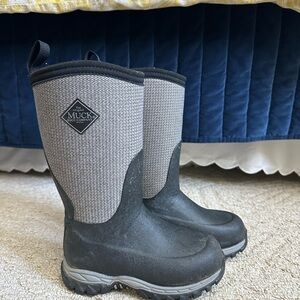 Kids Rugged II Muck Boot Company Gray and Black Boots